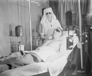 Light treatment. Hendry, the Australian cricketer, undergoing light treatment Light treatment. Hendry, the Australian cricketer, undergoing light treatment