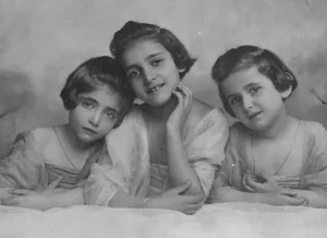 Little Song Brids for the Ex Kaiser Wedding The three sisters De Vries, nieces Little Song Brids for the Ex Kaiser Wedding The three sisters De Vries, nieces