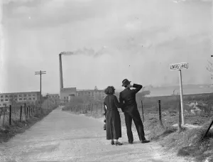 <b class=qtipBold><figcaption>Lovers Lane, Swanscombe. 1938</figcaption></b><br>Lovers Lane, Swanscombe. 1938<br><em>© John Topham / TopFoto.co.uk</em> Lovers Lane, Swanscombe. 1938