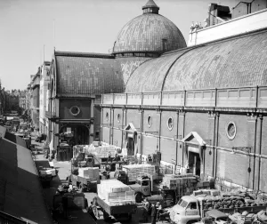 Market traders unloading fruit and vegetables from lorrys, for the fruit and vegetable Market traders unloading fruit and vegetables from lorrys, for the fruit and vegetable