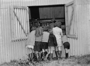 McConnel hinds, children watch the hop picking machine. 1937 McConnel hinds, children watch the hop picking machine. 1937