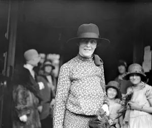Miss June Williams, the prominent parachutist. 27 April 1929 Miss June Williams, the prominent parachutist. 27 April 1929