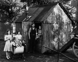 Mr Philip Rye and family - wife and six children, who had lived in this hut at Crockenhill Mr Philip Rye and family - wife and six children, who had lived in this hut at Crockenhill