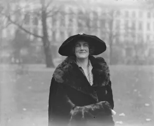 Mrs Winston Churchill goes to Dundee to fight her husbands political battle during Mrs Winston Churchill goes to Dundee to fight her husbands political battle during