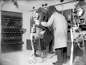 <b class=qtipBold><figcaption>Projector at Commodore Cinema. 1933</figcaption></b><br>Projector at Commodore Cinema. 1933<br><em>© John Topham / TopFoto.co.uk</em> Projector at Commodore Cinema. 1933