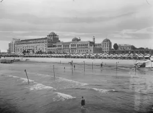 Queen of the Adriatic with thousands of English courtiers. A fine new picture from the Lido Queen of the Adriatic with thousands of English courtiers. A fine new picture from the Lido