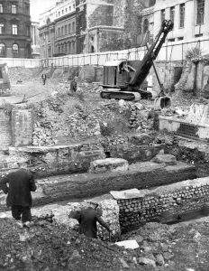 The reconstruction of post war London Diggers discover an old Roman Wall in Walbrook The reconstruction of post war London Diggers discover an old Roman Wall in Walbrook