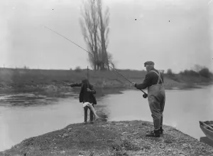 Salmon Fishing on the Wye at Hampton Bishop. Just gaffed, success 30 September 1922 Salmon Fishing on the Wye at Hampton Bishop. Just gaffed, success 30 September 1922