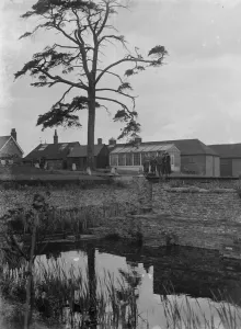 <b class=qtipBold><figcaption>Scadbury Stocks, Bromley, Kent. 1935</figcaption></b><br>Scadbury Stocks, Bromley, Kent. 1935.<br><em>© John Topham / TopFoto.co.uk</em> Scadbury Stocks, Bromley, Kent. 1935