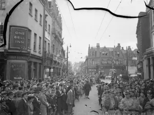 Spectators waiting for the Dartford Carnival procession. 1939 Spectators waiting for the Dartford Carnival procession. 1939