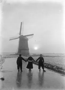 Sun set on the ice A striking picture of young Hollanders still active on the ice Sun set on the ice A striking picture of young Hollanders still active on the ice