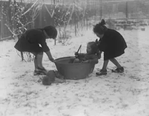 <b class=qtipBold><figcaption>An Unusual Toboggan December 1920</figcaption></b><br>An Unusual Toboggan December 1920<br><em>© TopFoto</em> An Unusual Toboggan December 1920