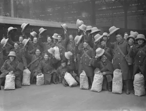 At Waterloo Men of the 1st battalion lancashire regiment leave for Ferozepore, India At Waterloo Men of the 1st battalion lancashire regiment leave for Ferozepore, India