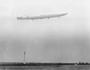 On its way across the country. This view of the airship, Shenandoah was snapped On its way across the country. This view of the airship, Shenandoah was snapped