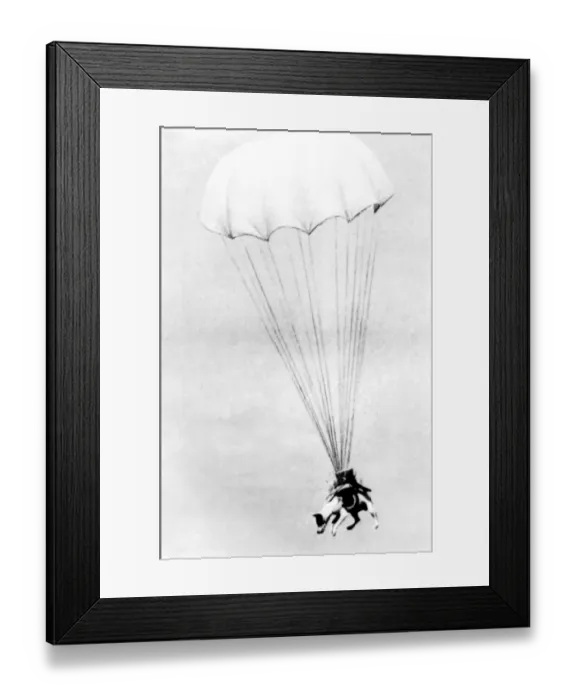 Framed Print : Salvo, who made a record number of drops with the Parachute Regiment, wearing Framed Print : Salvo, who made a record number of drops with the Parachute Regiment, wearing