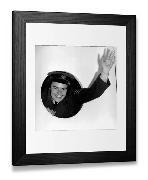 Framed Print : A cheery wave from Flight Sgt Sheila Eames, Womens Royal Air Force as she arrives