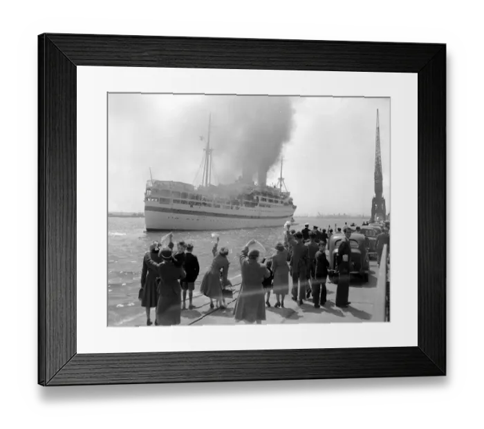 Framed Print : Handerchiefs flutter as relatives wave goodbye to men the 1st Battalion The Black Watch Framed Print : Handerchiefs flutter as relatives wave goodbye to men the 1st Battalion The Black Watch