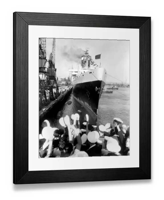 Framed Print : Cheering sailors of HMS Indomitable, the aircraft carrier, raise their hats in salute