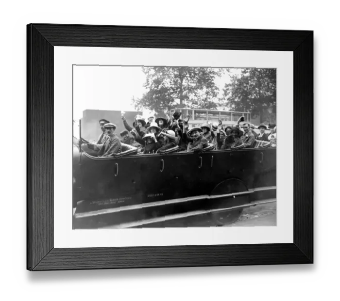 Framed Print : A charabanc of holidaymakers 1921 Framed Print : A charabanc of holidaymakers 1921