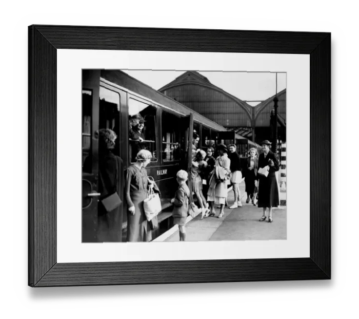 Framed Print : Evacuation scenes. Brighton on Sunday evening, bidding goodbye Framed Print : Evacuation scenes. Brighton on Sunday evening, bidding goodbye
