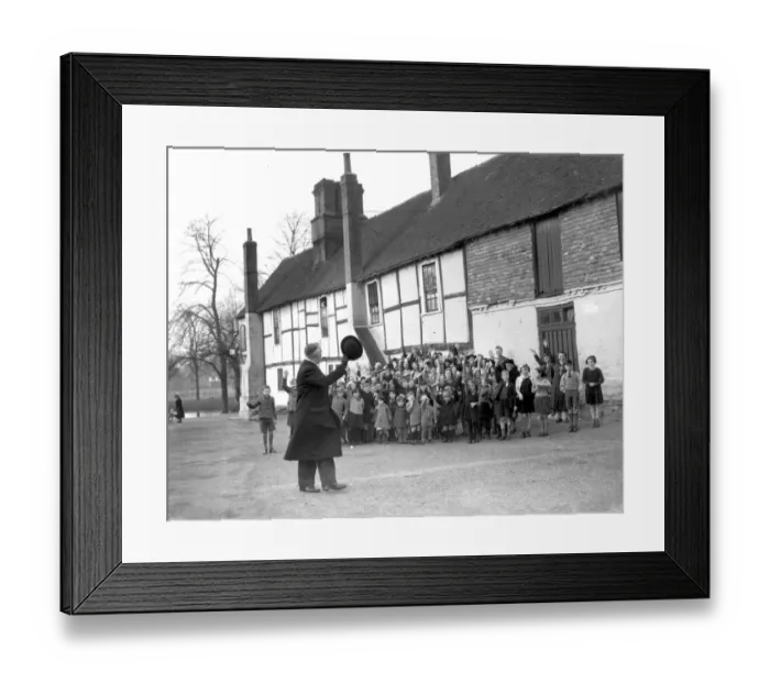 Framed Print : 1940s Britain. Young evacuees from Greenwich say goodbye to their mayor when arriving Framed Print : 1940s Britain. Young evacuees from Greenwich say goodbye to their mayor when arriving
