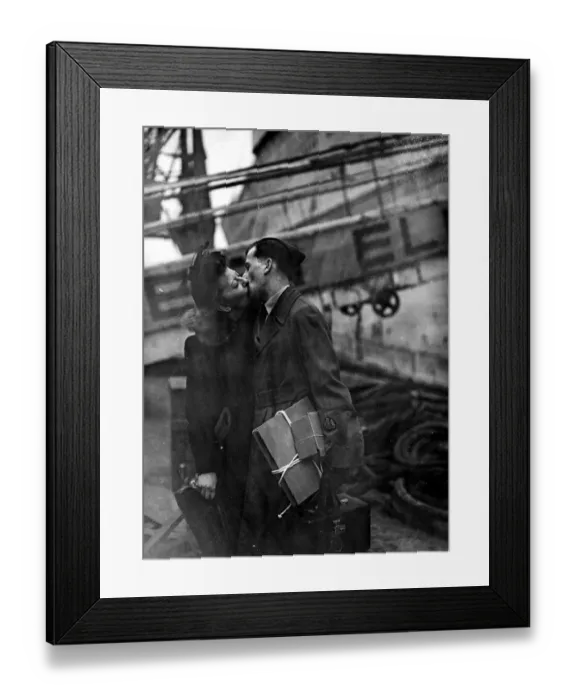 Framed Print : Romance as the Cunard White Star Liner Queen Elizabeth completes last Framed Print : Romance as the Cunard White Star Liner Queen Elizabeth completes last