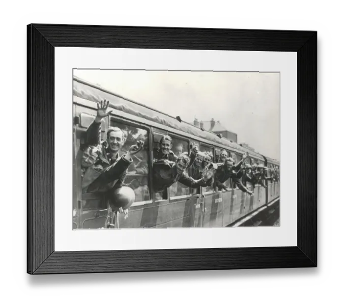 Framed Print : Men of the British Expeditionary Force returning from the Flanders evacuation, give Framed Print : Men of the British Expeditionary Force returning from the Flanders evacuation, give