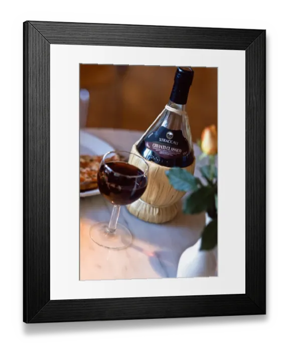 Framed Print : Chianti classico in traditional old fashioned raffia covered bbottle on restaurant Framed Print : Chianti classico in traditional old fashioned raffia covered bbottle on restaurant