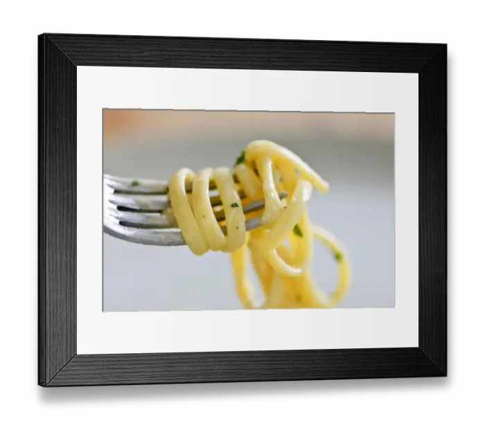 Framed Print : Lingine with chicken breast, spinach leaves with creamy sauce and parmesan shavings Framed Print : Lingine with chicken breast, spinach leaves with creamy sauce and parmesan shavings