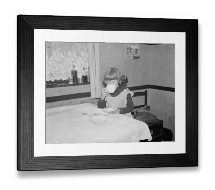 Framed Print : Little Ann Bowers at breakfast with her tame jackdaw, Eynsford, Kent Framed Print : Little Ann Bowers at breakfast with her tame jackdaw, Eynsford, Kent