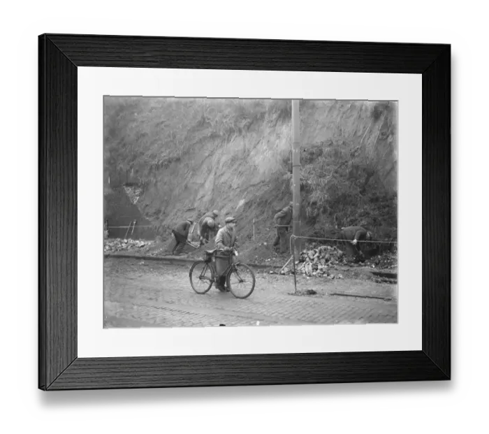 Framed Print : A landslide in Dartford, Kent. 1937 Framed Print : A landslide in Dartford, Kent. 1937