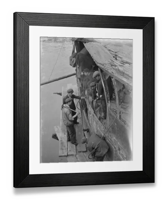 Framed Print : Work being done on the motor vessel Suavity which is moored at Greenhithe, Kent Framed Print : Work being done on the motor vessel Suavity which is moored at Greenhithe, Kent