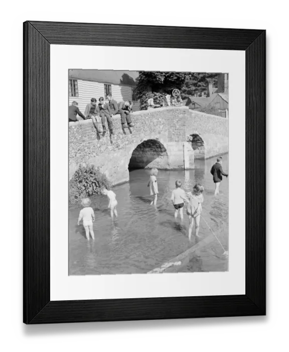 Framed Print : Young children paddle in the ford by the Eynsford humpback bridge over the River Framed Print : Young children paddle in the ford by the Eynsford humpback bridge over the River