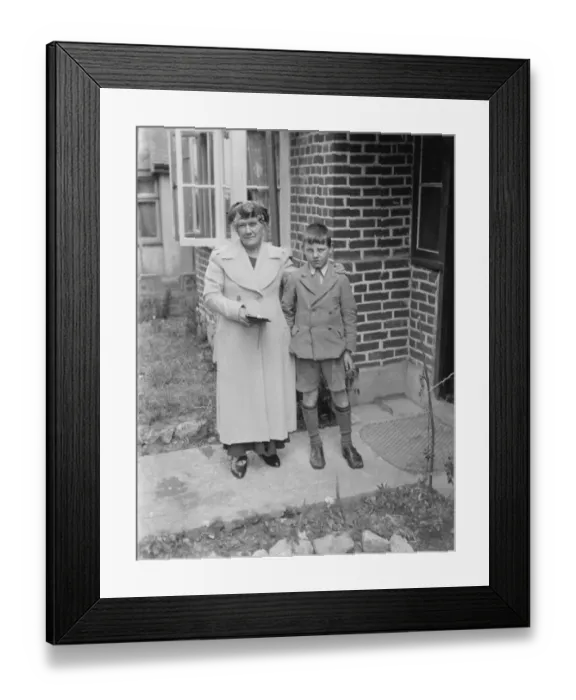 Framed Print : Mrs Hubbard of Kingsdown, Kent. 1937 Framed Print : Mrs Hubbard of Kingsdown, Kent. 1937