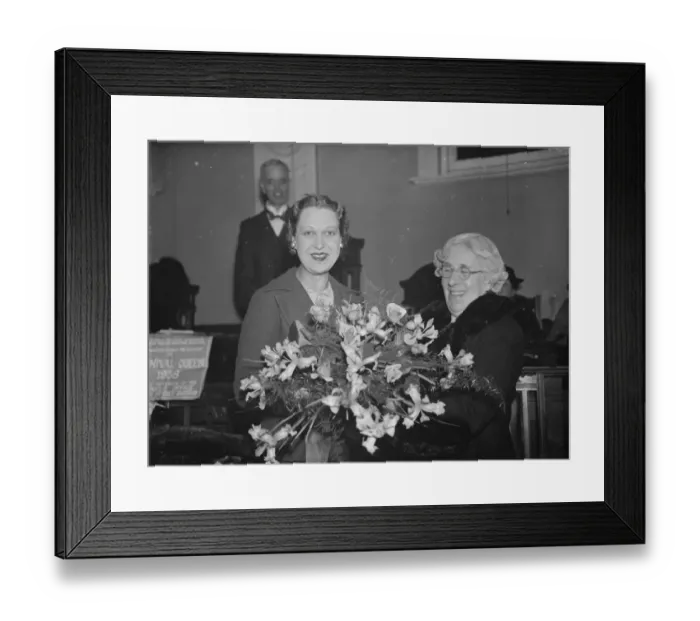 Framed Print : The Dartford Carnival Queen is handed a bunch of flowers by the Mayoress