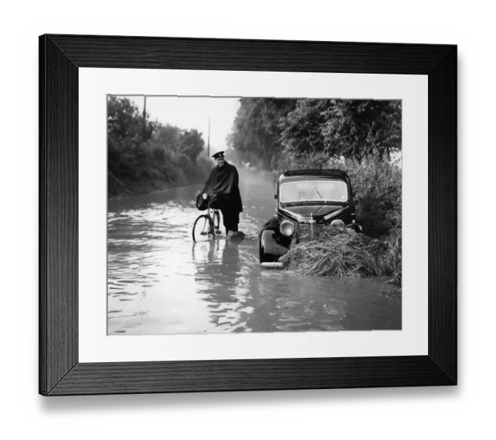 Framed Print : Mr John Martindale who was driving this car at Sutton at Hone, near Dartford, Kent