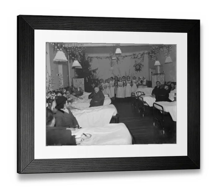 Framed Print : Christmas at Cray Valley Hospital in Kent. Nurses singing carols to patients Framed Print : Christmas at Cray Valley Hospital in Kent. Nurses singing carols to patients