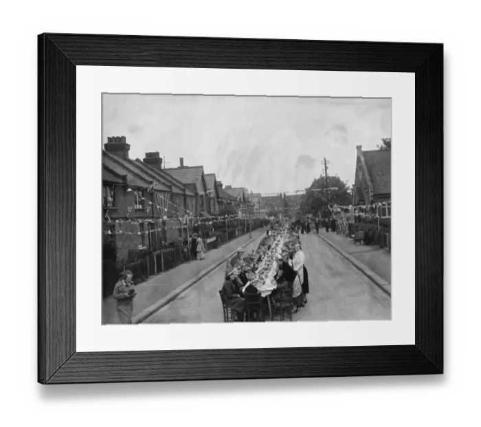 Framed Print : Coronation teas on Woodside Crescent in Sidcup, Kent, to celebrate the coronation