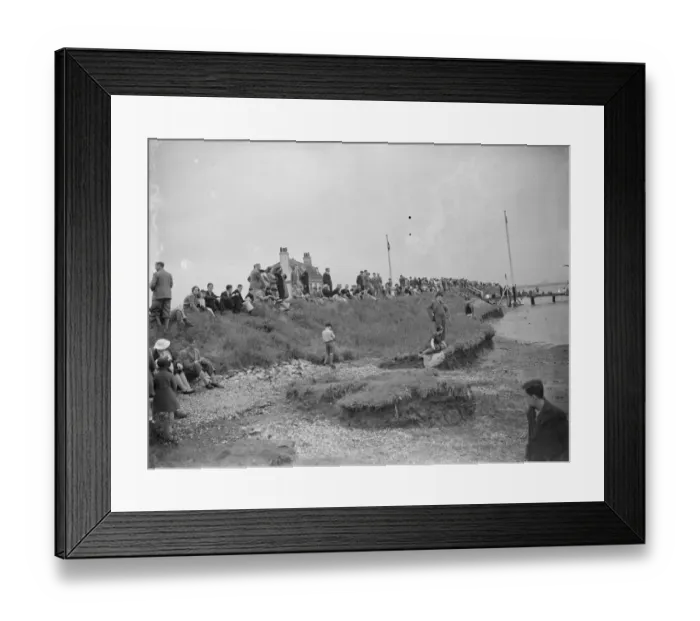 Framed Print : Crowds gather on the bank of the Thames estuary at Long Reach in Dartford, Kent Framed Print : Crowds gather on the bank of the Thames estuary at Long Reach in Dartford, Kent