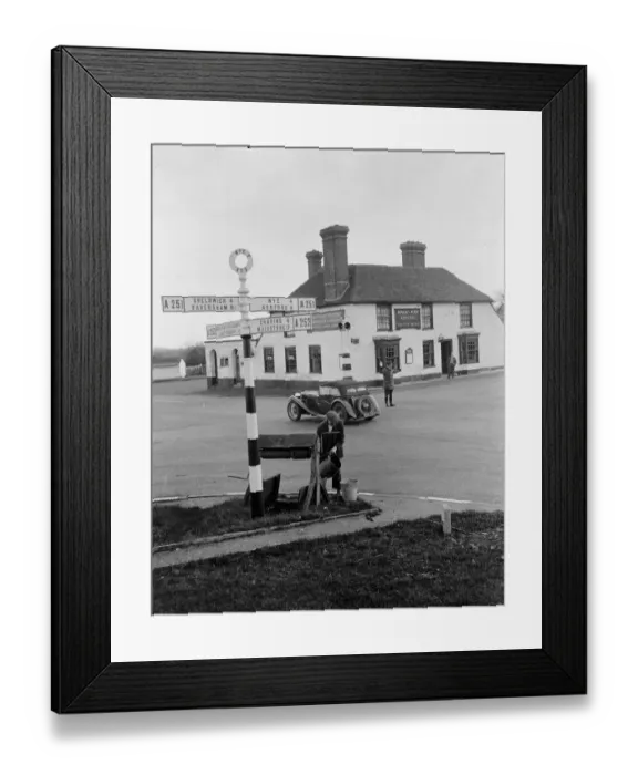 Framed Print : Roadside well by the Half Way House Inn at Challock Cross Roads, Kent