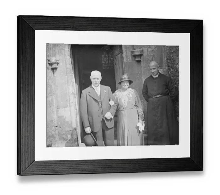 Framed Print : Mr and Mrs Frank Hodge with the vicar at the Church in Stone, Kent 1935