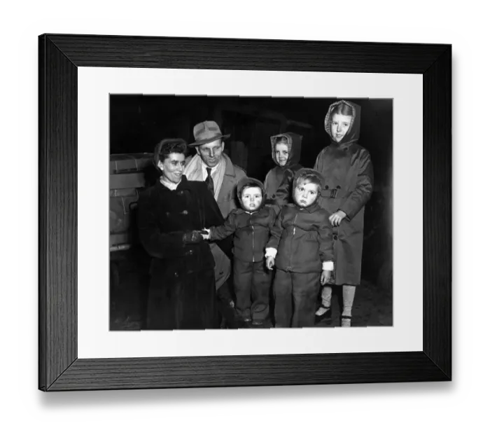 Framed Print : English emigrants leave for Australia 1955 on the free and assisted passage scheme Framed Print : English emigrants leave for Australia 1955 on the free and assisted passage scheme