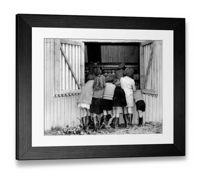 Framed Print : Children on a hop pickers holiday in Kent. They are watching a machine that may replace