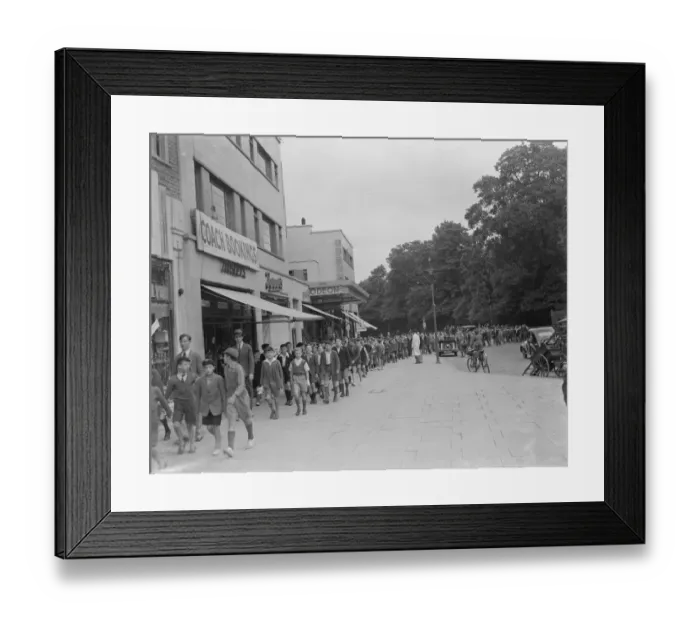Framed Print : School children are treated to a film at the Odeon cinema in Sidcup, Kent Framed Print : School children are treated to a film at the Odeon cinema in Sidcup, Kent