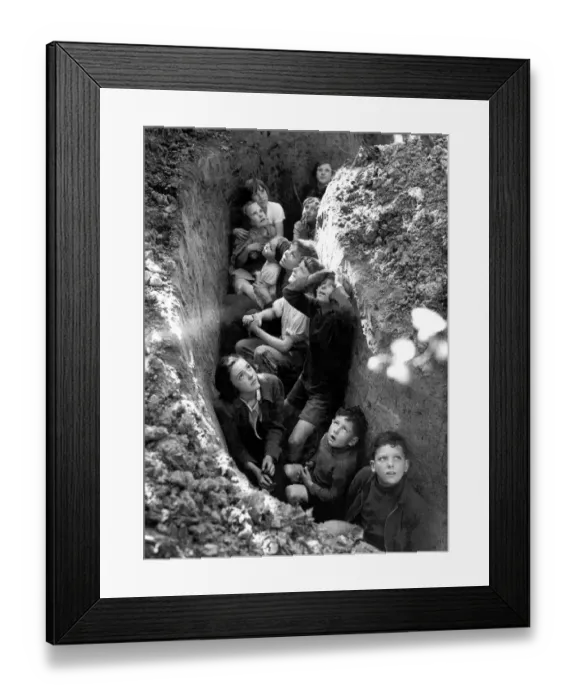 Framed Print : Children of hop pickers watch the Battle of Britain rage overhead, Kent 1940 Framed Print : Children of hop pickers watch the Battle of Britain rage overhead, Kent 1940