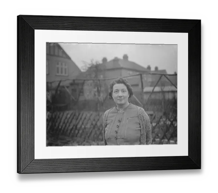 Framed Print : Mrs A Bloice of Hurst Road in Sidcup, Kent. 1939