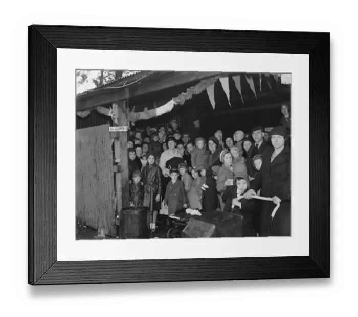 Framed Print : Coronation teas in Mottingham, Kent, to celebrate the coronation of King George VI