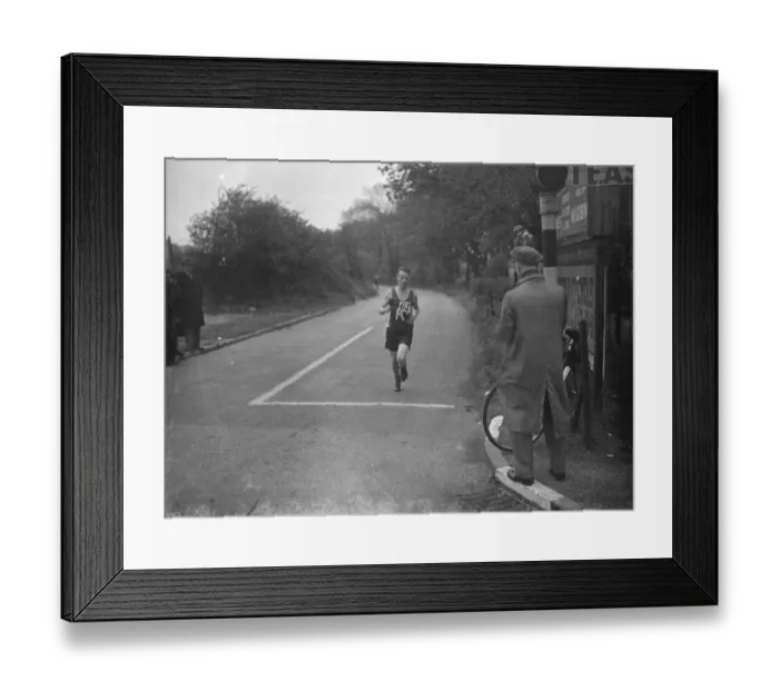 Framed Print : L E Hamilton, competing in the Kent Marathon, passes through Dartford, Kent