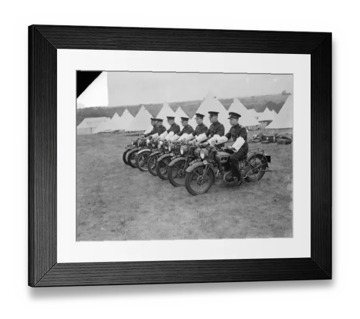 Framed Print : Territorial Army recruits at camp in Lympne, Kent. Mounted machines