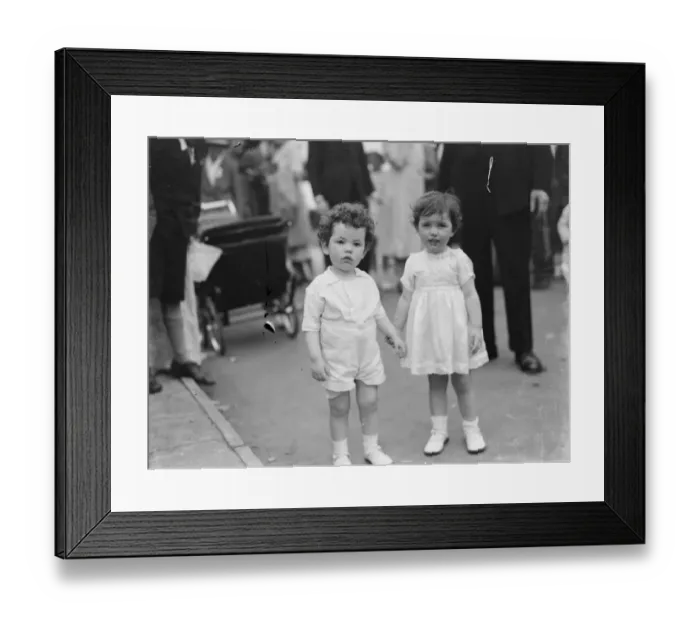 Framed Print : Twins at the Dartford Carnival in Kent. 1937